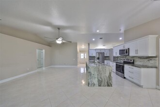 6447 Clair Shore Dr in Apollo Beach, FL - Building Photo - Building Photo