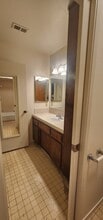 5913 Auburn Oaks Dr, Unit Apartment C in Bakersfield, CA - Building Photo - Building Photo