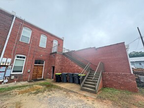 104 S Main St in China Grove, NC - Foto de edificio - Building Photo