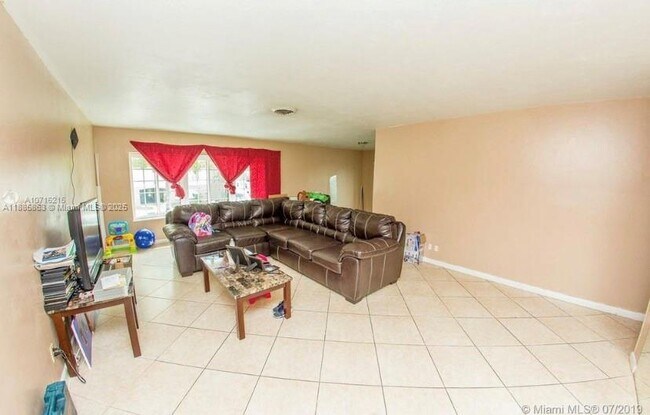 5333 NW 18th St in Lauderhill, FL - Building Photo - Building Photo
