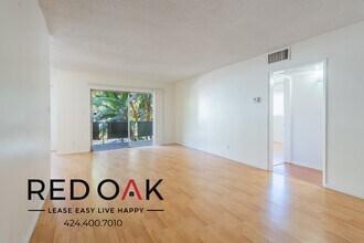 319 S Clark Dr in Los Angeles, CA - Building Photo - Building Photo