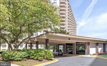 5225 Pooks Hill Rd in Bethesda, MD - Foto de edificio - Building Photo