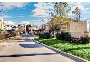 10101 S Gessner Rd in Houston, TX - Building Photo