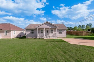 100 Shorewood Dr in Huntsville, TX - Building Photo - Building Photo