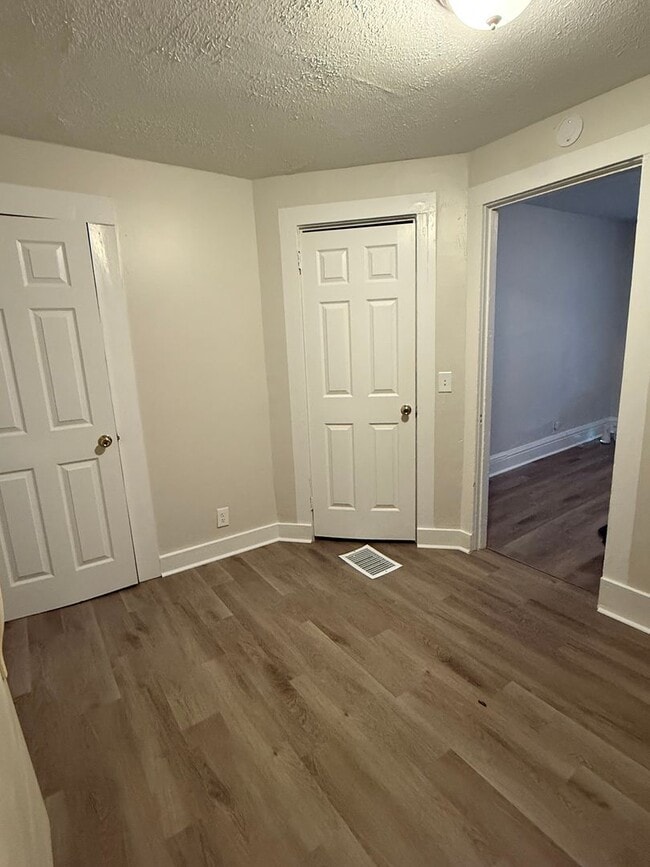 105 Ave B in Rochester, NY - Foto de edificio - Building Photo