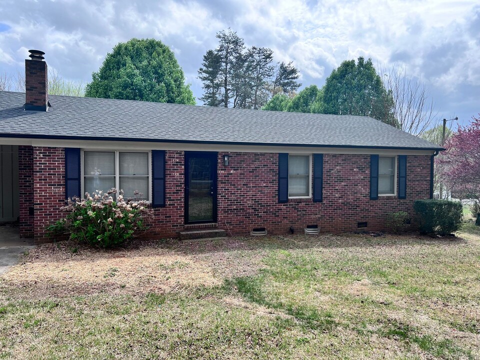 168 Polly Dr in Statesville, NC - Foto de edificio