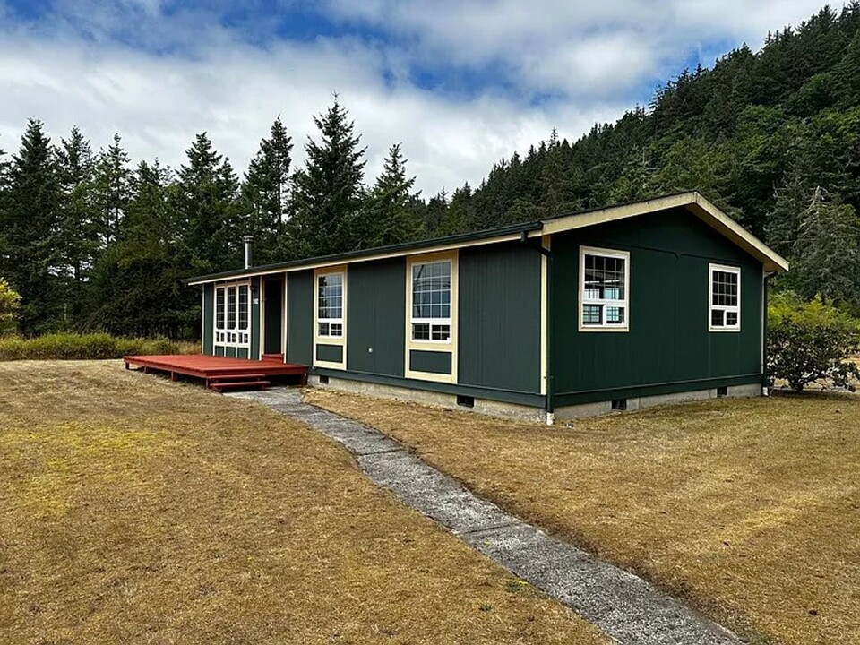 286 US-101 in Chinook, WA - Building Photo