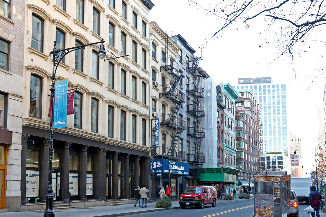 154 Chambers St in New York, NY - Building Photo