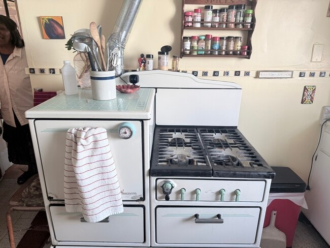 700 Apgar St in Oakland, CA - Building Photo - Building Photo