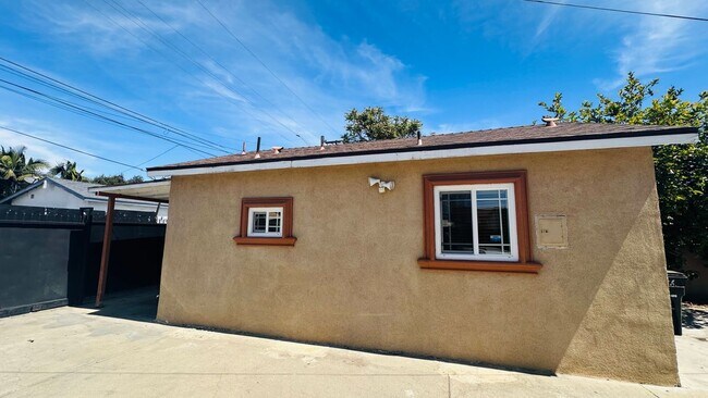 1255 E 88th Pl in Los Angeles, CA - Foto de edificio - Building Photo