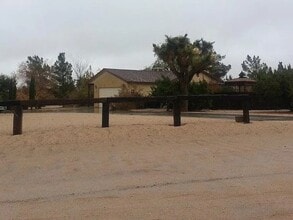 11125 Smoke Tree Rd in Hesperia, CA - Building Photo - Building Photo