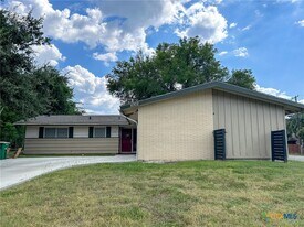 4902 Dahlia Ln in Victoria, TX - Building Photo