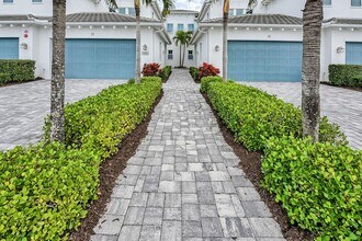 8886 St Lucia Dr in Naples, FL - Building Photo - Building Photo