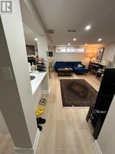 100 Richardson Dr in Aurora, ON - Building Photo - Building Photo