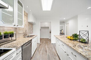 6434 Burgoyne Rd in Houston, TX - Building Photo