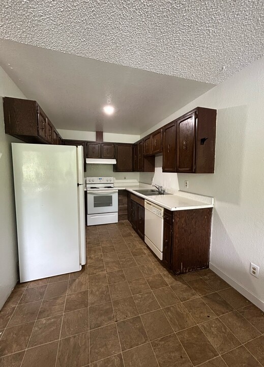 1710 Muldoon Cir in Anchorage, AK - Building Photo