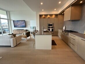 3389 Lakeshore Rd in Kelowna, BC - Building Photo - Building Photo