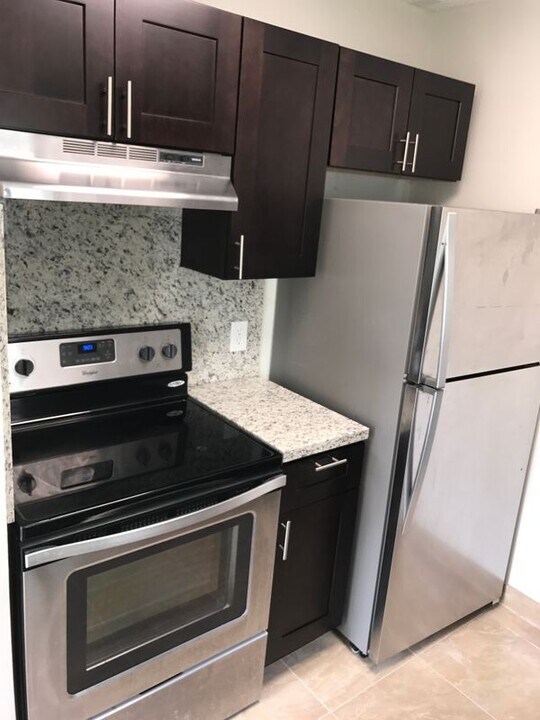1181 W River Dr in Margate, FL - Building Photo