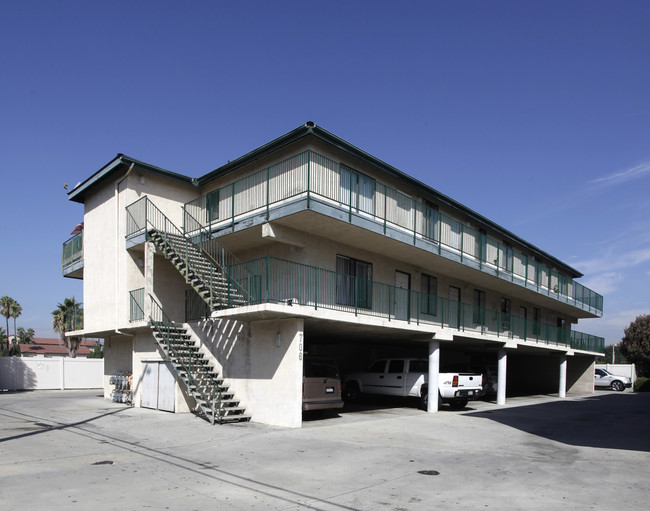 Hillcrest Apartments in La Habra, CA - Building Photo - Building Photo