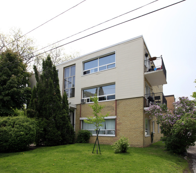 2 Meadowbrook Rd in Toronto, ON - Building Photo - Primary Photo