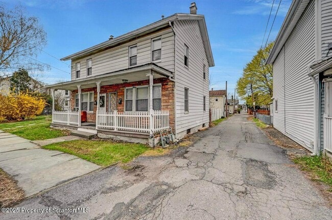 540 River St