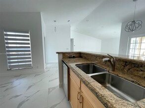 211 E Riverbend Dr in Sunrise, FL - Building Photo - Building Photo