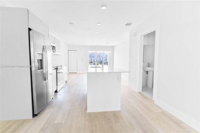 2535 NE 193rd St in Miami, FL - Foto de edificio - Building Photo