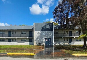 7925 Fairview Dr in Tamarac, FL - Building Photo