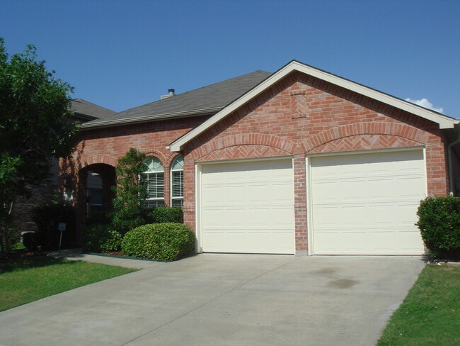 1030 Warbler Ln in Aubrey, TX - Building Photo - Building Photo