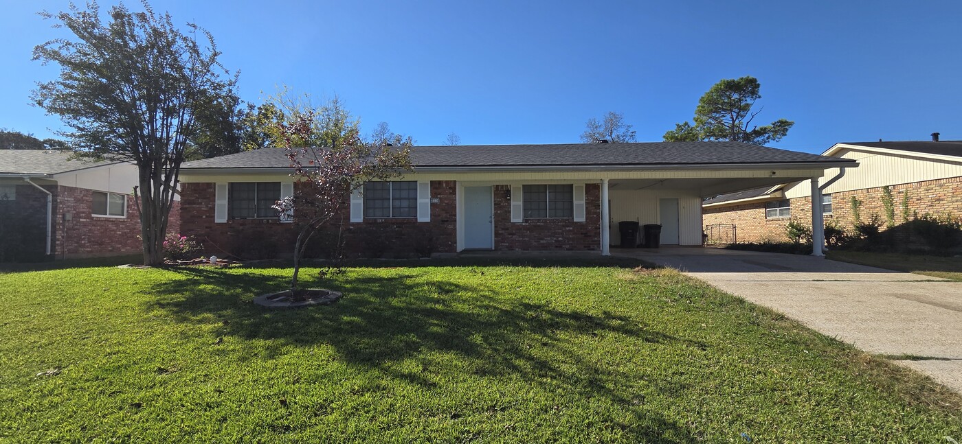 2114 Ray Ave in Bossier City, LA - Foto de edificio