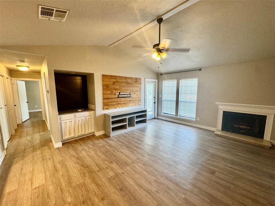 1202 Thorpe Ln in San Marcos, TX - Building Photo