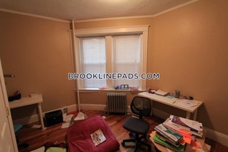 72 Egmont St, Unit 01 in Brookline, MA - Foto de edificio - Building Photo