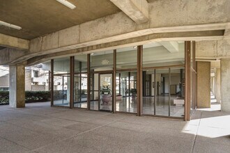 Carrollsburg Square North Tower in Washington, DC - Foto de edificio - Building Photo