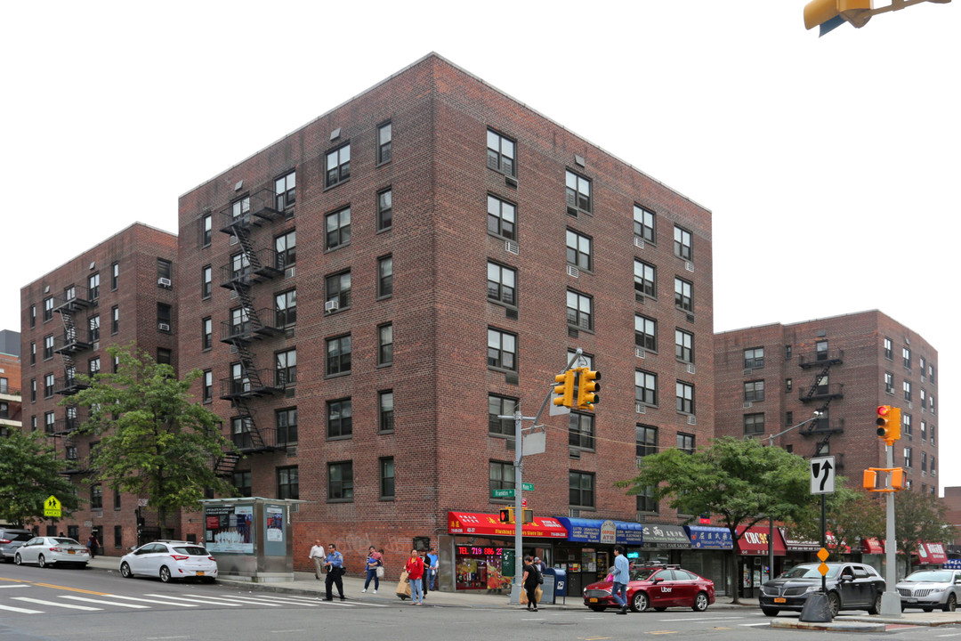 Prince Charles Apartments in Flushing, NY - Foto de edificio