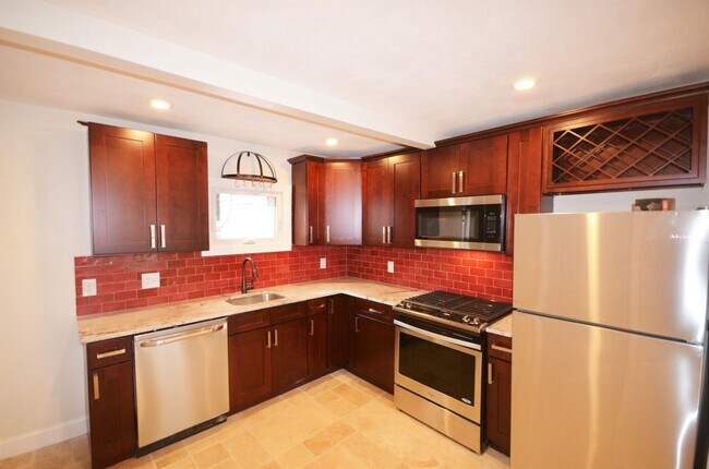 130 Brooks St, Unit 1 in Boston, MA - Building Photo - Building Photo