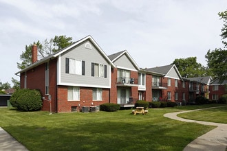 Carriage Hill Apartments - Dearborn Heights in Dearborn Heights, MI - Foto de edificio - Building Photo