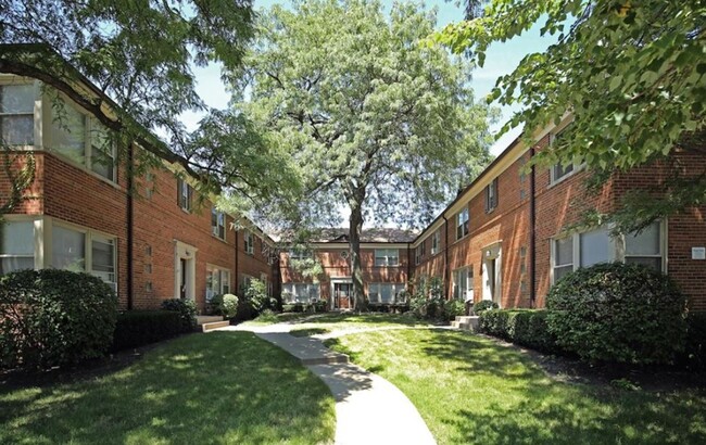 property at 2124 W Foster Ave