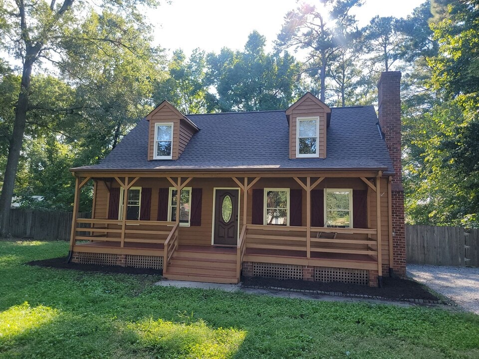 8487 Shady Grove Rd in Mechanicsville, VA - Building Photo