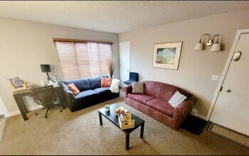 301 E 46th Ave, Unit 4 in Anchorage, AK - Foto de edificio - Building Photo