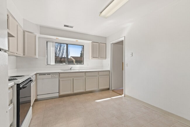 Legacy Place Apartments - Southfield, MI in Southfield, MI - Building Photo - Building Photo