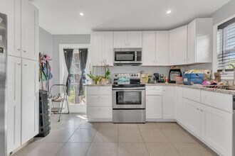 818 Kaye St in West Palm Beach, FL - Foto de edificio - Building Photo