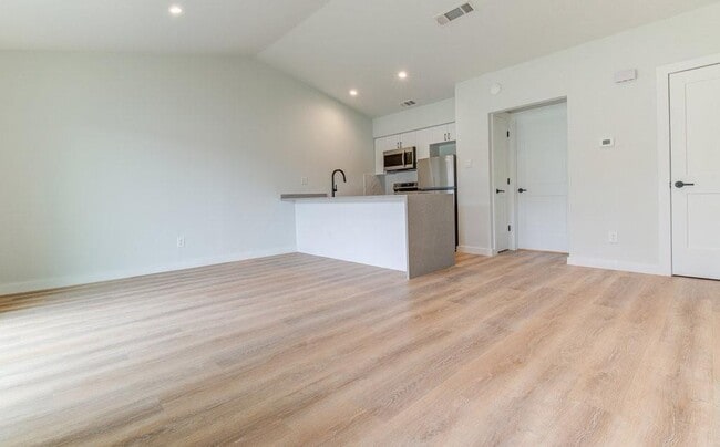 1215 Hollow Creek Dr in Austin, TX - Building Photo - Building Photo