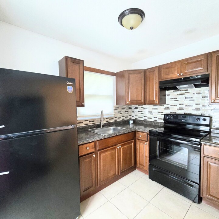 2211 SW 47th St in Fort Lauderdale, FL - Building Photo