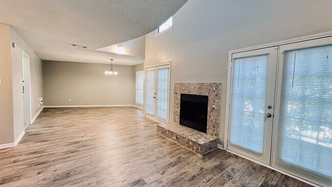 9201 Simmons Rd in Austin, TX - Foto de edificio - Building Photo