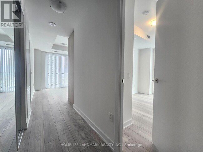 5858 Yonge St in Toronto, ON - Building Photo - Building Photo