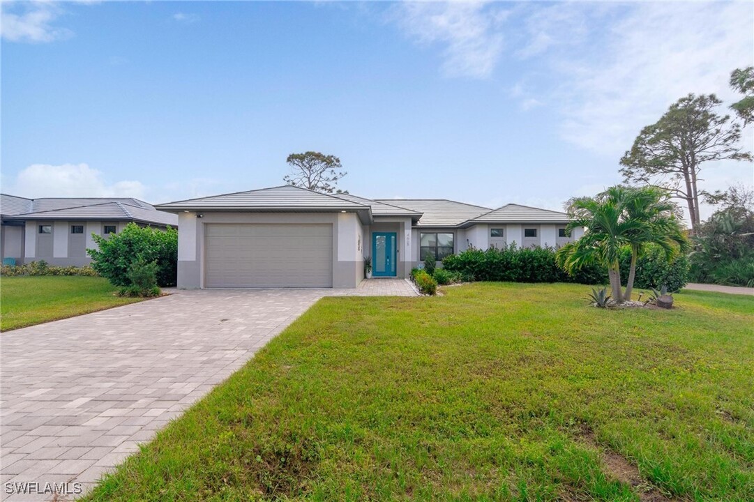 4665 Key Largo Ln in Bonita Springs, FL - Foto de edificio