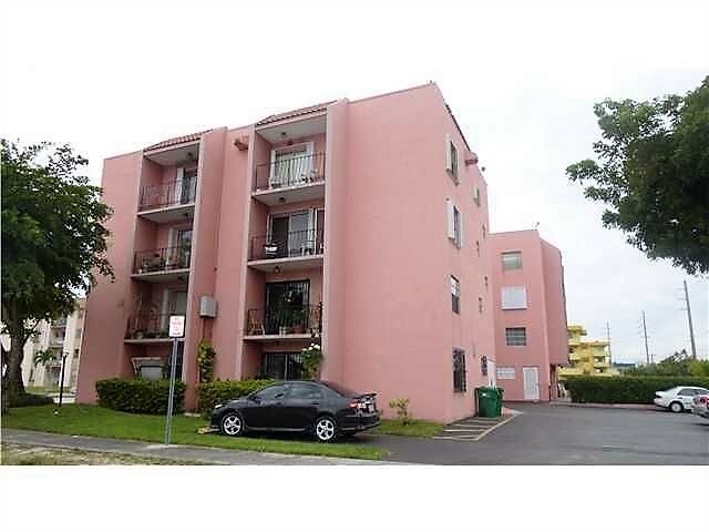 6825 W Flagler St in Miami, FL - Building Photo