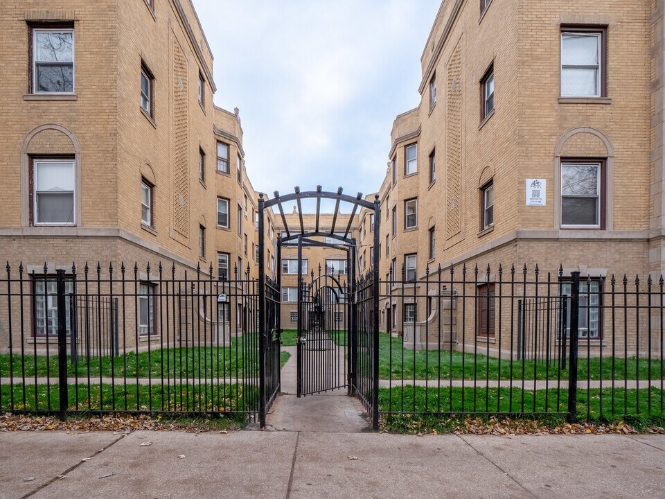 7369 N Damen Ave in Chicago, IL - Building Photo
