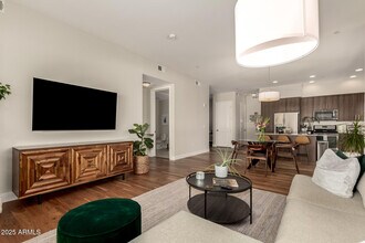 7300 E Earll Dr in Scottsdale, AZ - Building Photo - Building Photo