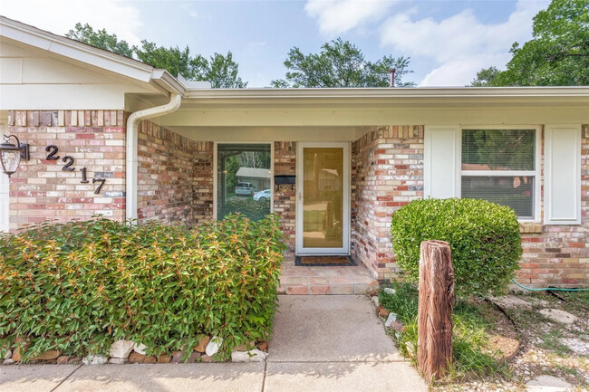 2217 Hackberry Dr in Arlington, TX - Building Photo - Building Photo